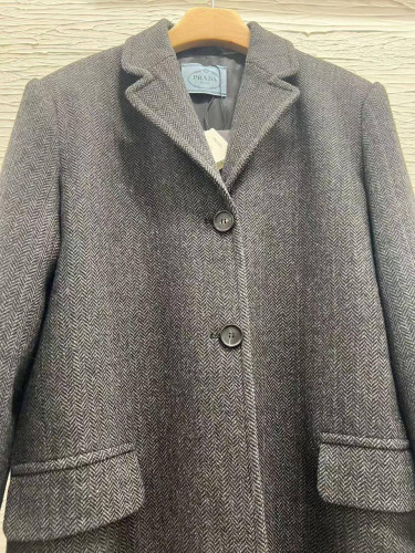 Пальто Prada серое