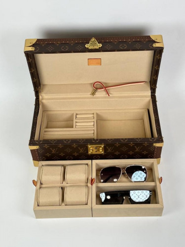 Сундук Louis Vuitton, 475160554