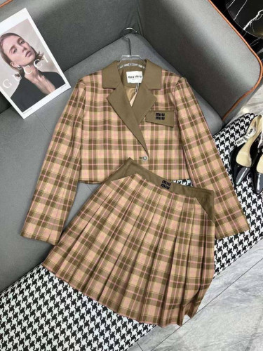 Miu Miu костюм в клетку бежевый с юбкой и жакетом