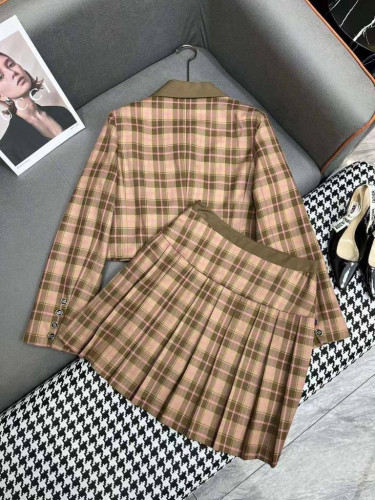 Miu Miu костюм в клетку бежевый с юбкой и жакетом