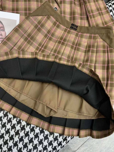 Miu Miu костюм в клетку бежевый с юбкой и жакетом