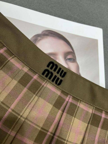 Miu Miu костюм в клетку бежевый с юбкой и жакетом