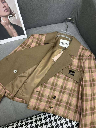Miu Miu костюм в клетку бежевый с юбкой и жакетом