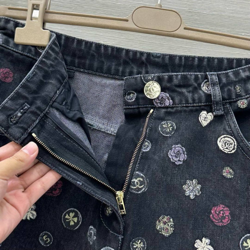 Джинсы Chanel с вышивкой