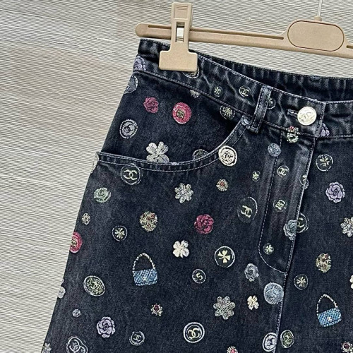 Джинсы Chanel с вышивкой