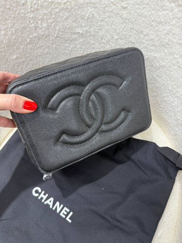 Chanel косметичка из кожи